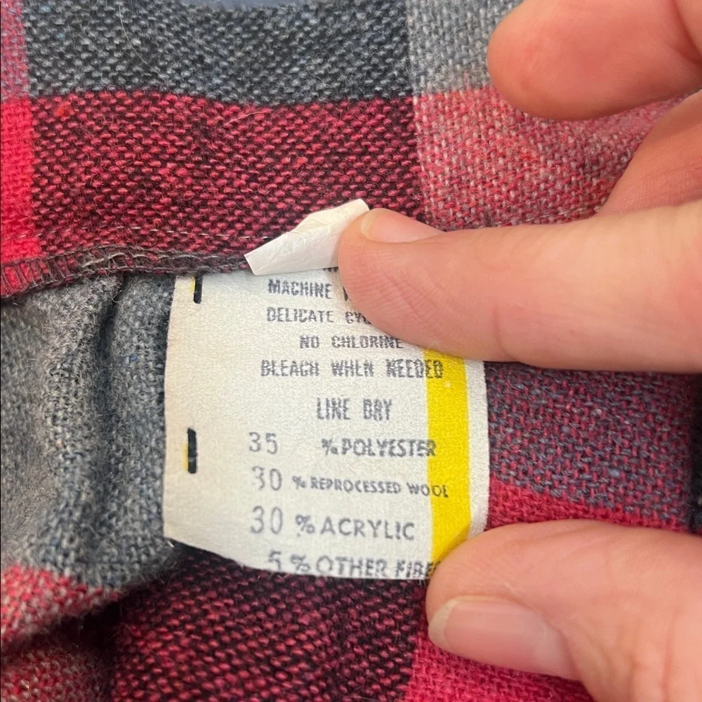 Wool blend vintage Plaid A-Line Skirt in Red and Black size 13-14.